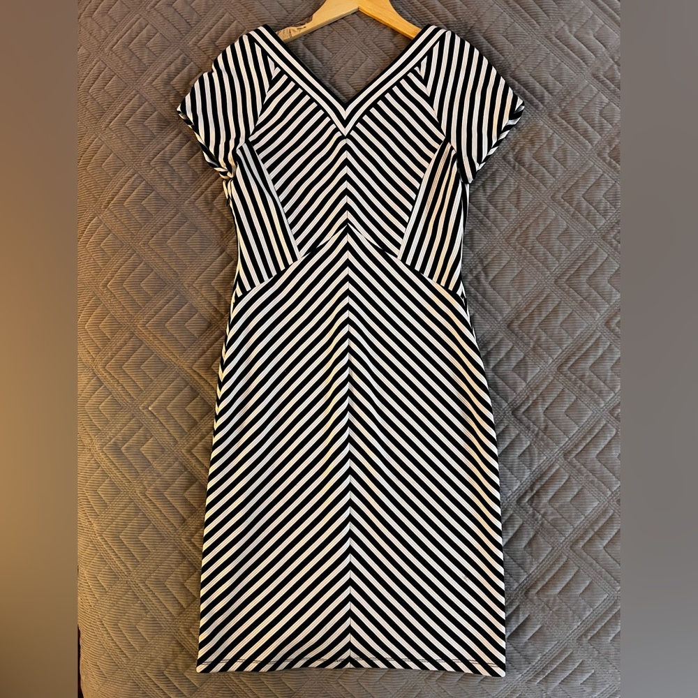 Très Chic Striped Black and White Dress